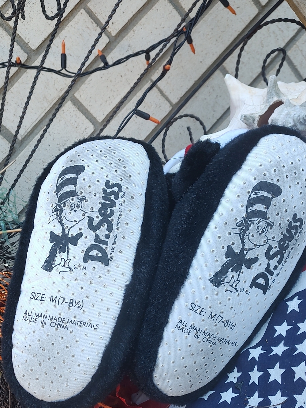 Dr. Seuss Cat in the Hat Plush Slippers - Red, White & Black Size 7/8 1/2 - Picture 9 of 9